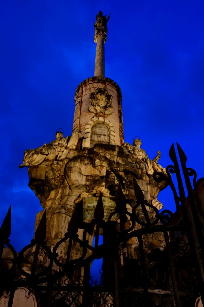 この日の午前中に一度前を通ったモニュメントへ再度。<br />こういう記念碑的なモニュメントは欧州でよく見かける。