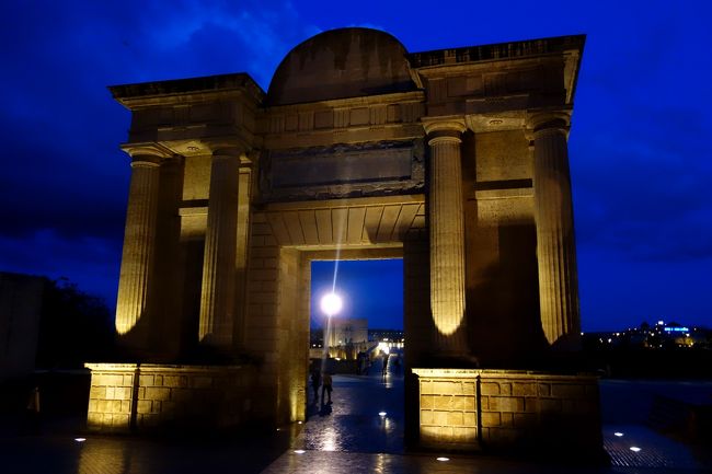 ローマ橋のゲートまでやって来ました。橋の対岸まで行ってみる事に。