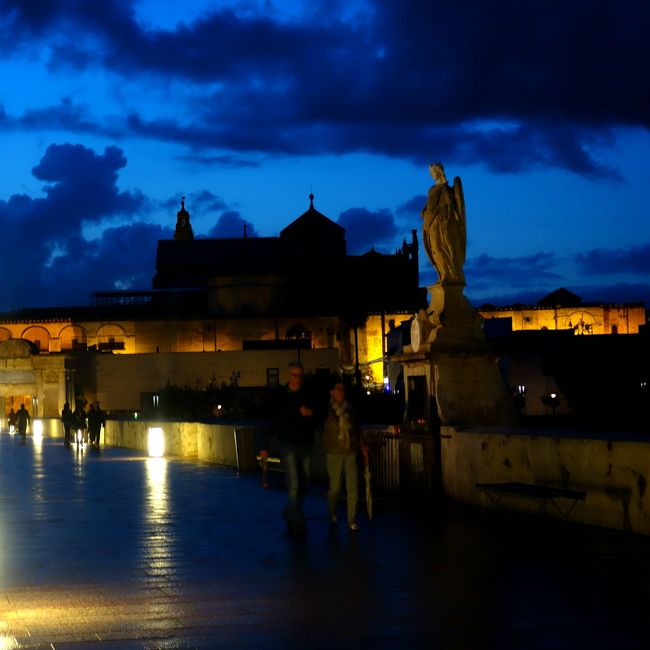 橋の真ん中辺りには大きな天使の彫像が。背後にはメスキータのシルエットも。