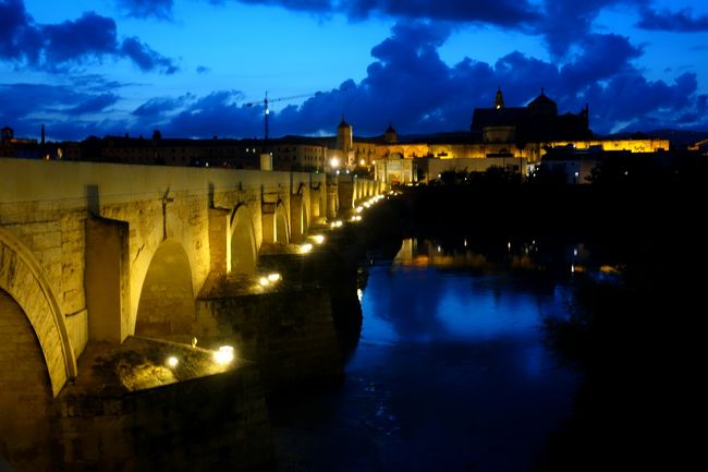 ローマ橋を横から見たところ。紀元前1世紀に造られたんだとか。<br />これにて夜歩き終了。メスキータ裏側にあるホテルまで歩いて帰る。<br /><br />旅行5日目終了。