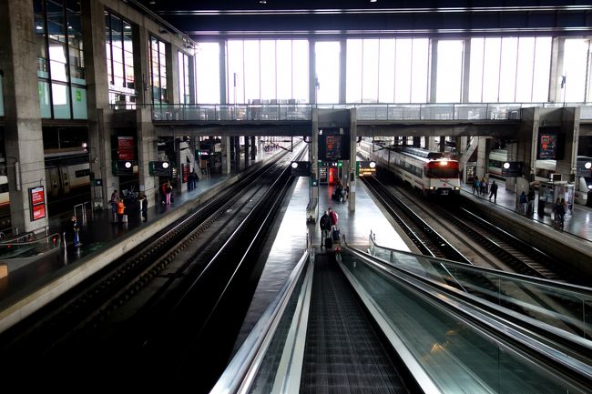 ホテルをチェックアウトしてコルドバ駅へタクシーで向かう。<br />この旅初めてで最後の列車移動。<br />アンダルシアはバス移動の方が便利であるが、なんとコルドバから次の街ロンダまでは、<br />私が調べた限りではバスは運行されていないと判明。<br />直通列車が一日数本あるので、切符は事前にrenfeのサイトから購入。