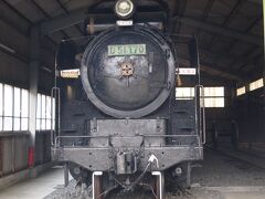 矢岳駅にはSLを展示している施設があります。
見学する時間も十分にあります。