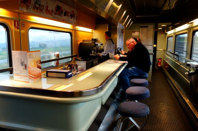 コルドバ10:39発の列車の食堂車。<br />列車はガラガラで事前にネットで買う必要もなかったかも。<br />天気が悪いため車窓からの風景も期待できず、食堂車へやって来ました。<br />1時間40分の列車移動は楽ちんでした。<br /><br />ロンダ編へとつづく。<br />