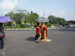 さて、今日はまずタクシーでシュエダゴンパヤーへ。
入口の前で結婚写真の撮影をしていました。
民族衣装、美しいなぁ。