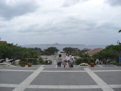 向こうに伊江島が見えます