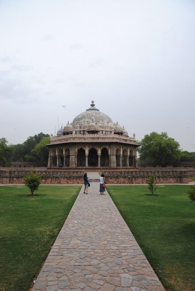 イサ・カーン廟<br />1547年に建てられたフマユーン廟より古いローディ王朝時代の建物です。