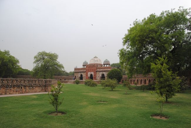 回廊から見えるあの建物は？