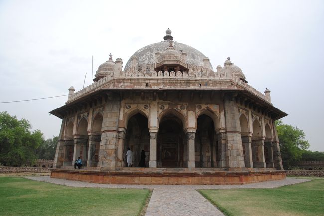 イサ・カーン廟には回廊があります。