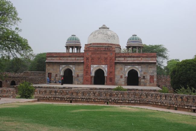 スマホで調べたら、イサ・カーンのモスクでした。