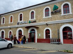 コルドバからの列車Altariaは定時の12:20、ロンダ駅へ到着！
お腹が空いたので駅前で腹ごしらえしようかと思うが、
駅前は閑散としていて食べるような所は見当たらなかった。