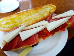 バスターミナル近くにバルがあったのでここでボカディージョの昼食。
スペインではバターの代わりにオリーブオイルをパンに垂らすんだ〜。
