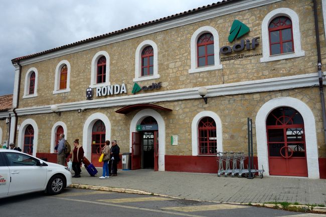 コルドバからの列車Altariaは定時の12:20、ロンダ駅へ到着！<br />お腹が空いたので駅前で腹ごしらえしようかと思うが、<br />駅前は閑散としていて食べるような所は見当たらなかった。