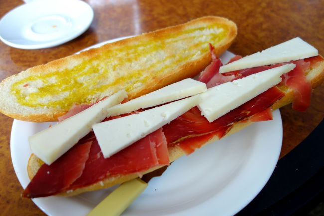 バスターミナル近くにバルがあったのでここでボカディージョの昼食。<br />スペインではバターの代わりにオリーブオイルをパンに垂らすんだ〜。
