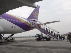 カトマンズ国際空港の出発ロビーから待合室に入るには、2か所のチェックがありました。そして、スーツケースは、19.7キロ！ぎりぎりセーフでした。

ゲートがわかりにくかったですが、最終的には1階です。目の前に大きな機体が止まりますので、わかりやすいと思いますが、5番待合室に行くまでがわかりづらかった。

間違った待合室にいるとき、出稼ぎに行く労働者と少し話をしました。ネパールでも東のほうに住んでいる3人のおじさん。行くところはシッキムという。バングラデシュ経由シッキム行き。陸路で直線で行くと早く行けそうな気がするのですが、飛行機代はしっかり給料から引かれるのだろうな。


タイエアーの機体は大きい！