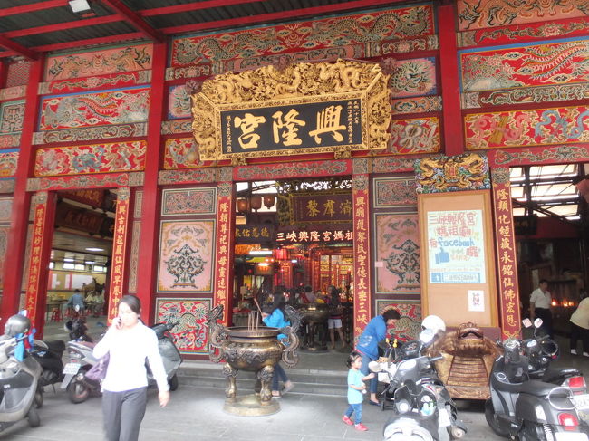 【興隆宮 新北市三峡 2016/06/05】<br /><br />興隆宮は三峡老街にあるお宮で、老街を散策中にありました。<br />主祀の天上聖母だそうです。<br />住所：新北市三峡区民権街50号