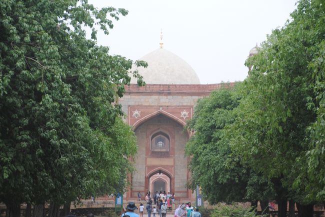 正面の遠くに見えてきたのは西門です。<br />西門の上にさらに奥のフマユーン廟の頭が見えています。