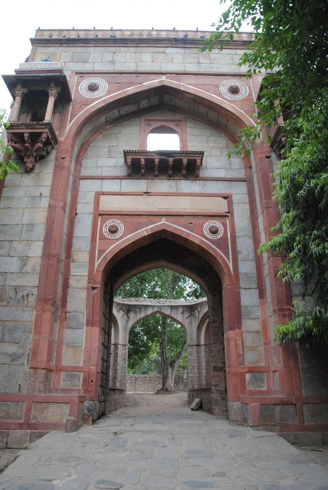 左を見るとアラブ・サライの門。<br />1560年ごろ造られました。