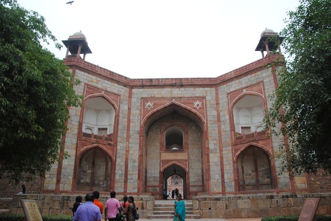 正面は西門。<br />高さ5.8ｍ