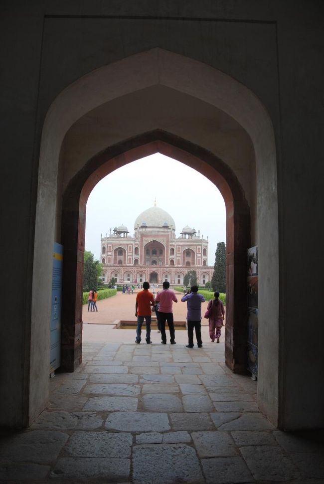 西門をくぐり始めると、奥にフマユーン廟が顔を出します。