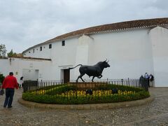 公園から闘牛場の横を通過中。
スペインで最古の闘牛場の一つらしいが、中へは入らず。