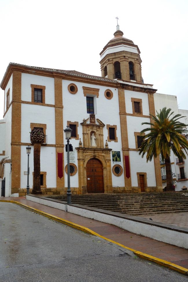 雨が小雨になり、ロンダの街を散策する事に。<br />この教会はホテルの近くにあった。いつもドアは閉まっていましたが。<br />Iglesia de Nuestra Señora de la Merced Ronda　