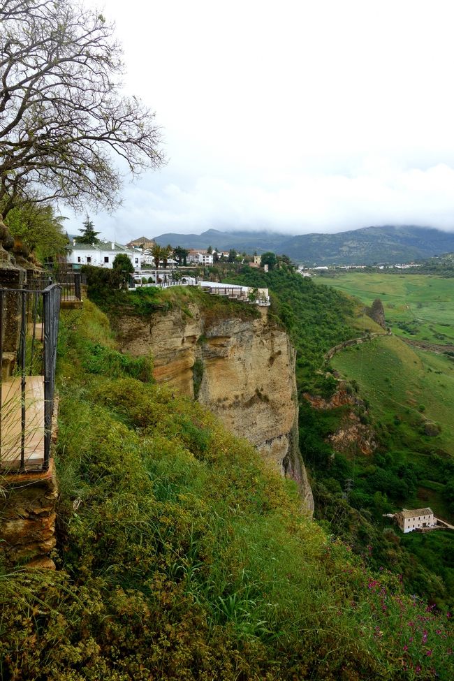 展望台のような所に出てきて、初めて自分が断崖絶壁の上にいる事が分かった。<br />列車でロンダに入ったため、全く気付いていなかった。