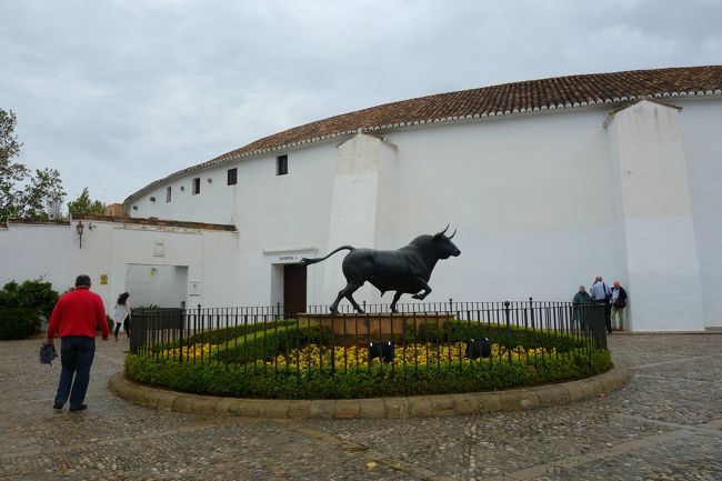 公園から闘牛場の横を通過中。<br />スペインで最古の闘牛場の一つらしいが、中へは入らず。