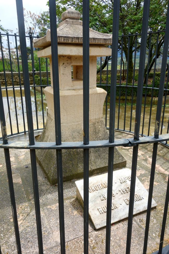 すると近くでロンダとは似つかない灯篭を発見！<br />横浜って文字が見えるが、横浜とロンダってどういう関係？<br />ちなみにロンダとこの後訪れるモロッコのシャウエンとは姉妹都市である。