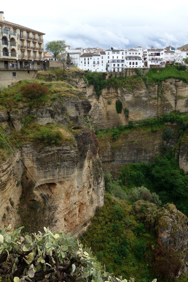 旧市街方向へ近づいてきました。この断崖絶壁を見たかったんだ〜。<br />左上に建っているのはロンダのパラドール。<br />予約が取れずパラドールへ泊まることが出来ませんでしが、<br />翌日トイレを拝借させて頂きました。