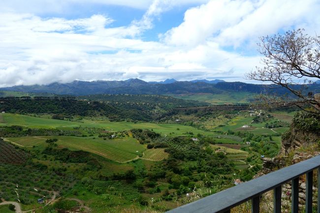 断崖絶壁からみえる風景はのどか〜。