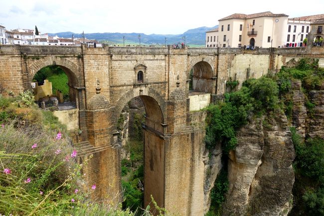 そしてヌエボ橋が見えてきました。<br />18世紀に完成した石橋。ヌエボって新しいって意味ではあるが、十分古い。