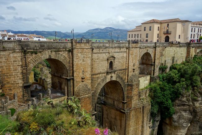 今は新市街のパラドールの前ら辺からヌエボ橋を眺めている。<br />橋を超えた右側がロンダの旧市街。