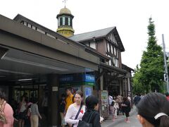 原宿駅

平日というのに、昇降客の多い駅です。

駅舎は都内で最も古いといわれている木造の建物。
東京オリンピック・パラリンピックが開催される２０２０年までに建て替えられるようです。
何らかの形で残して貰いたいものです。