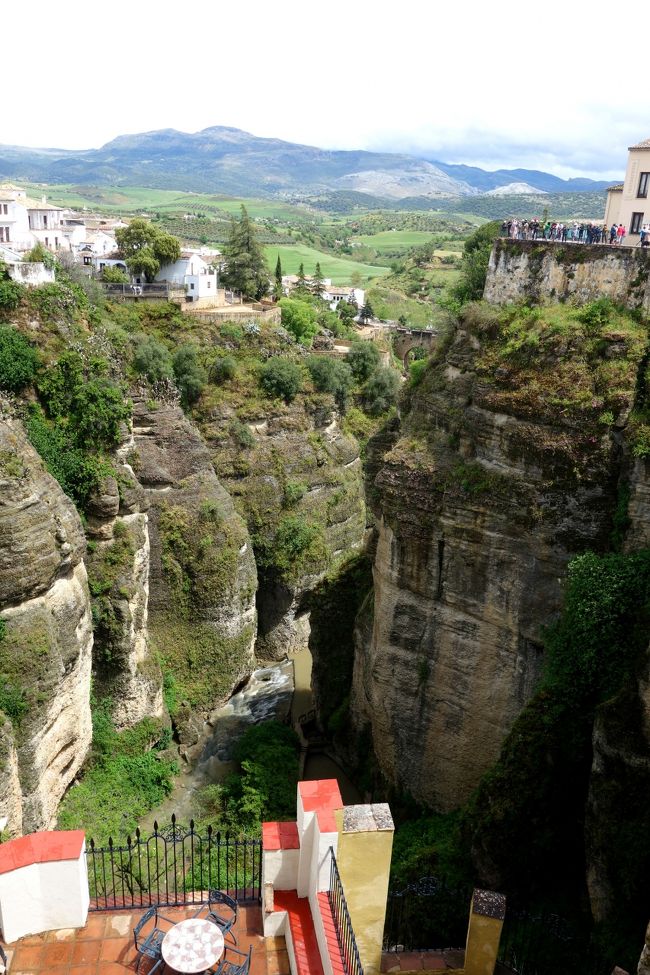 ヌエボ橋を新市街から旧市街方面への進行方向左側の景色。<br />ロンダの街は海抜739mの断崖絶壁上にある。<br />また別の展望台(写真右上)があるようなので、そちらへ行ってみる事に。