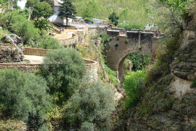 遠くには別の石橋も見える。ビエホ橋(旧橋)かな？後で行ってみる事にします。