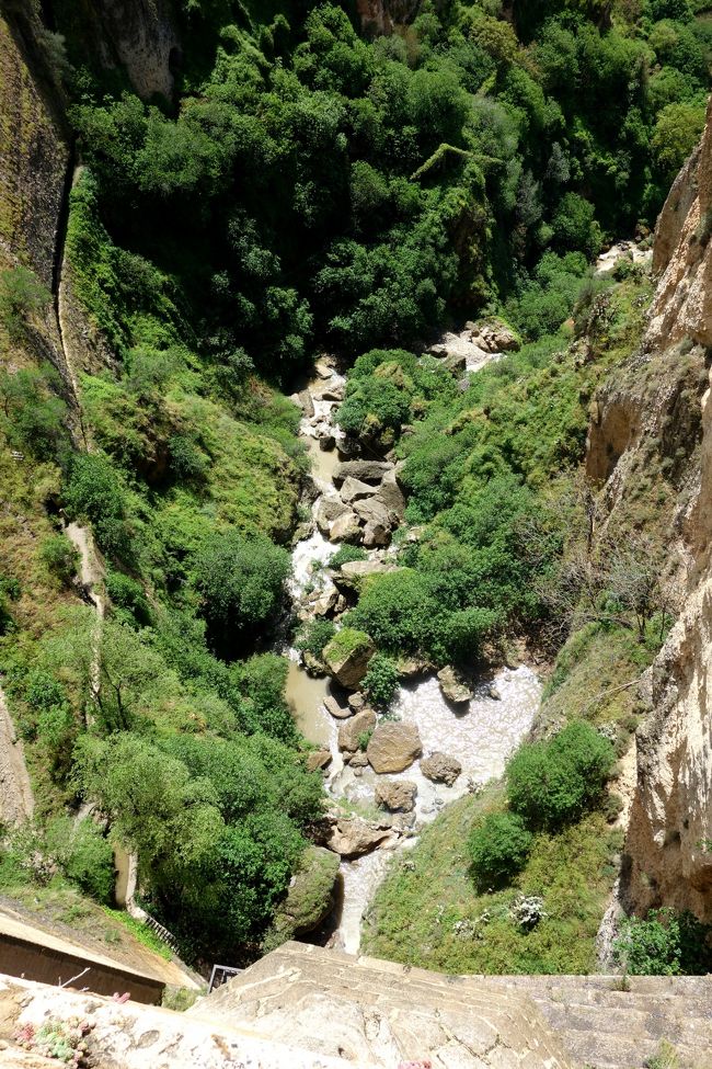 橋の真下に流れるグアダレビン川。<br />