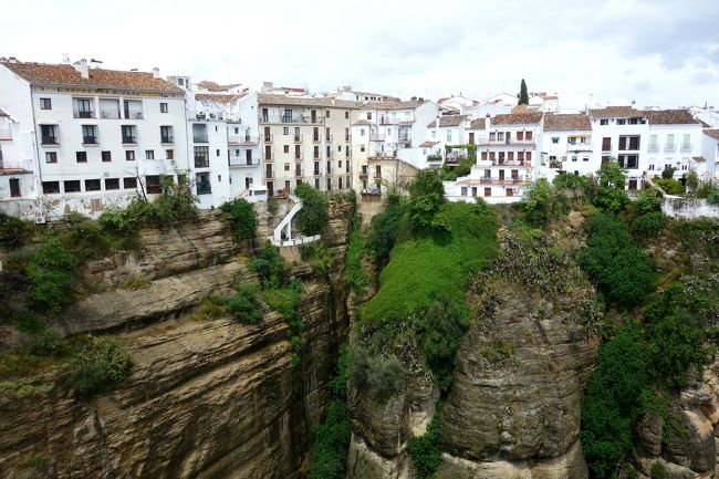崖ギリギリに家が建ってる。毎日絶景を眺めることが出来るんだろうね。