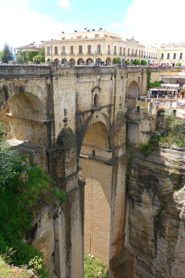 橋の上から見えた展望台へやって来たが、こちらからのヌエボ橋は逆光でした。<br />この旅雨続きで逆光なんて心配したことがなかったのに。<br />