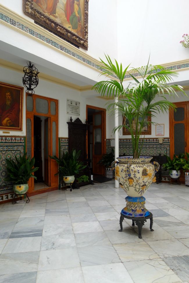 外から綺麗な内部が見えたため、ちょっと覗いてみる。<br />壁面のタイルが美しい空間。ホテルだったかな？<br />