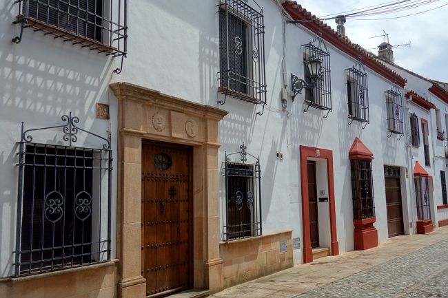 旧市街の白い街並み。ヌエボ橋を下から眺めることが出来るトレイルの入り口を探すことに。