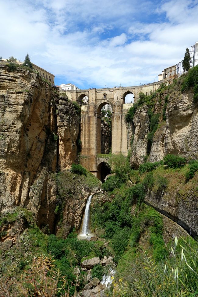 一つ目のミラドール(展望台）へ到着！やはりヌエボ橋は下から見ないとね。<br />この展望台からまだ橋の下へ行ける道が見えたので、相棒は行きたいと言い出す。