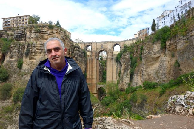 展望台といっても柵もなく、ただ開けた岩の上です。