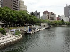 平和記念公園から宮島に渡る世界遺産航路の
高速艇乗り場。

高速艇は元安川から本川を、ゆっくり走行して
広島湾に入ると高速艇になり宮島には４５分で
到着です。

走行して１５０ｍ位で原爆ドームが右手に見えます。

高速艇は電話かＦＡＸで予約しておくと
スムーズに乗船できます。
大人　往復３６００円（片道なら２０００円）
出発１５分前には乗り場に到着しててね。