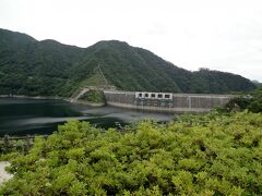 温井ダムと龍姫湖

ダムはアーチ式では２番目の大きさです。
ちなみに・・１番は黒部ダム
歩道は新幹線の１６両と、ほぼ同じ長さです。