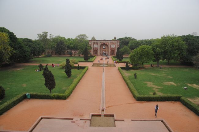 四分庭園と言われる正方形の庭園を上から眺めます。<br />