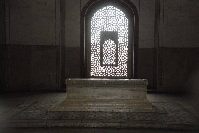 中を覗くとフマユーンが眠る墓がありました。<br />メッカの方向である西側に大きな窓があります。