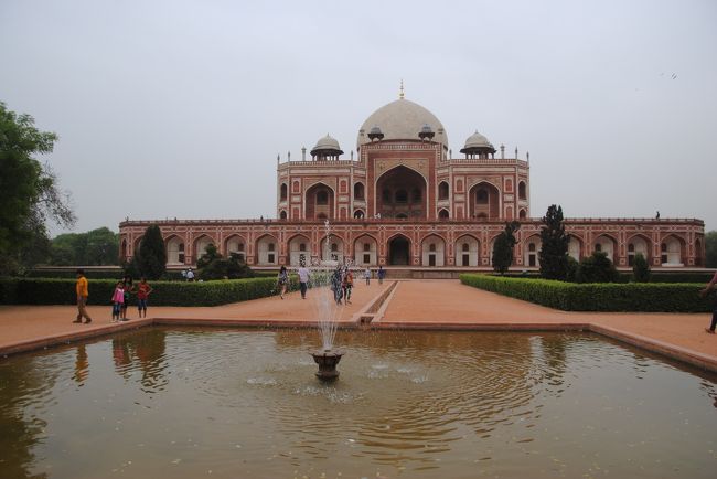 風が無ければ池の水面に綺麗にフマユーン廟が写るのですが、、、、