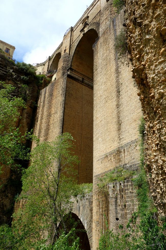 ヌエボ橋の真下までは来てみたが、<br />この先ウォータースライダーのような箇所が1カ所あり断念する。<br />相棒は手をつきながらも下って行ったが、<br />私はそこまで無理したくなかったので相棒の帰りをここで待つことに。