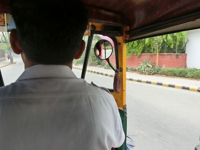 オートリキシャーを拾って「PALIKA BAZAR」に向かいます。<br />交渉の末、150ルピーに。<br /><br />安く叩きすぎたのか、自分の知り合いの店に連れて行こうとします。<br />後でわかったのですが、お客を連れてくると店から20〜50ルピーもらえるそうです。<br />なるほどね〜