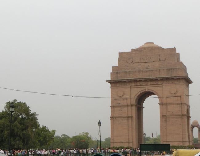 インド門の前を通ります。<br />第一次世界大戦の戦死者を弔うために1929年に建てられた門です。